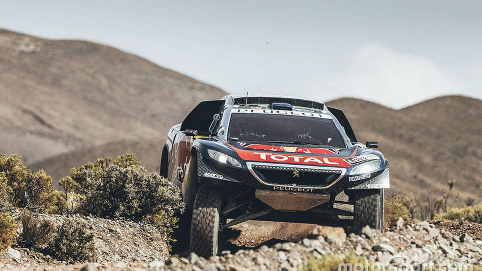Ο Sebastien Loeb απέφυγε τις κακοτοπιές, σε αντίθεση με τον Carlos Sainz.